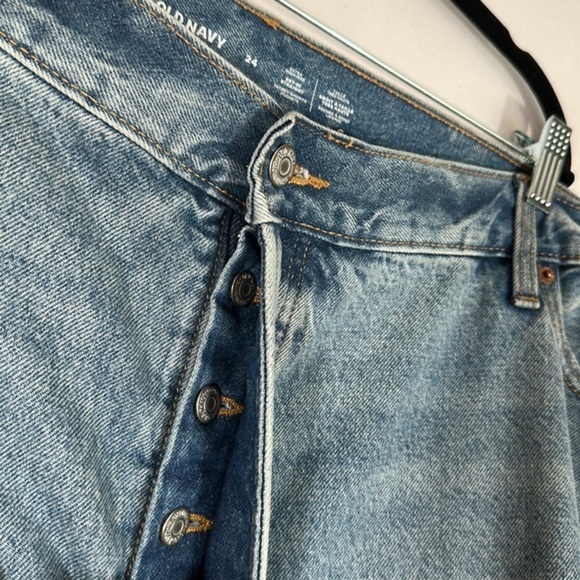 Old Navy Light Blue Extra High-Rise Sky-Hi Straight Distressed Jeans - Picture 4 of 14